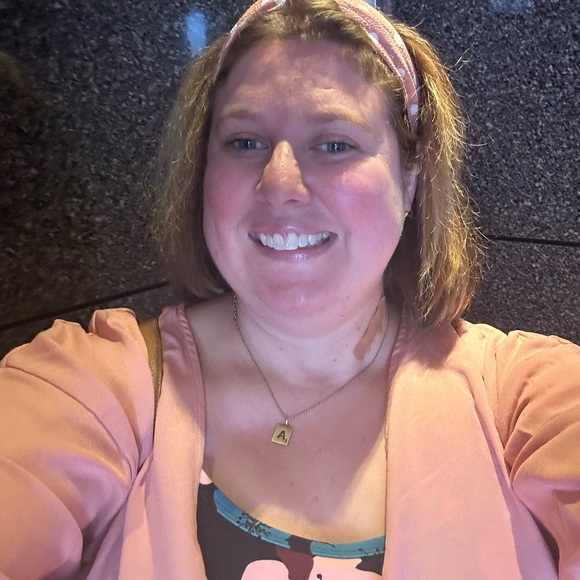 Meet your Posher, Amanda - Picture 2 of 2